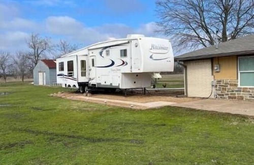Greenville House | 5th Wheel Camper with Outdoor Space & Spa Amenities