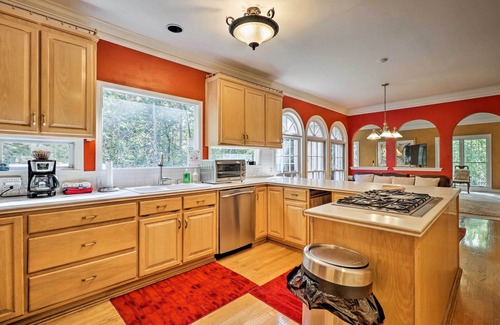 Roswell House | Spacious Executive Home with Deck and Pet-Friendly Perks