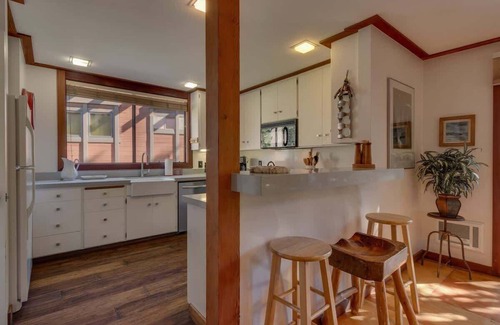 Tahoe Tavern House | 6-8 Miles to Palisades|Alpine|Homewood|Walk to TC