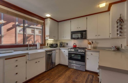 Tahoe Tavern House | 6-8 Miles to Palisades|Alpine|Homewood|Walk to TC