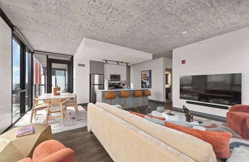 West Loop Apartment | 6 Apts for Groups w/City Views and Luxe Amenities