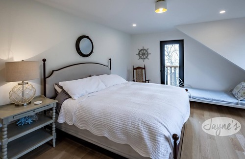 Tiny Cottage | 6 bed 4 bath cottage in Tiny with stunning beach on Georgian Bay!