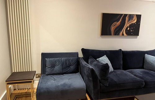 West Finchley House | Family-Friendly 6-Bed Home Near Attractions and Amenities