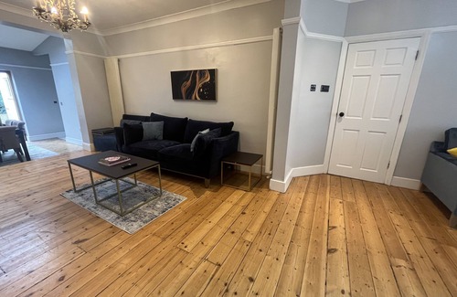 West Finchley House | Family-Friendly 6-Bed Home Near Attractions and Amenities