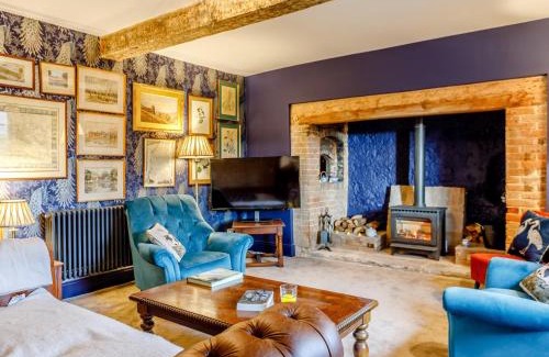 Milborne Saint Andrew House | Discover 6 Bed in Blandford Forum - Ideal for Families & Pets