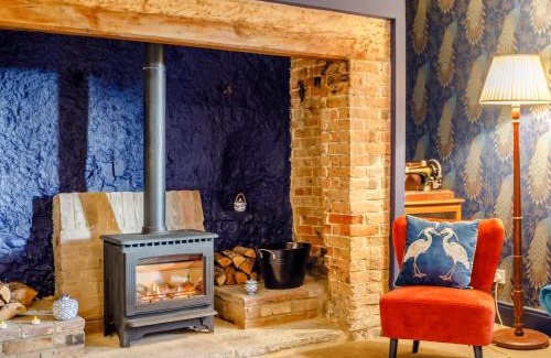 Milborne Saint Andrew House | Discover 6 Bed in Blandford Forum - Ideal for Families & Pets
