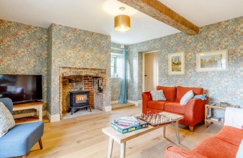 Milborne Saint Andrew House | Discover 6 Bed in Blandford Forum - Ideal for Families & Pets