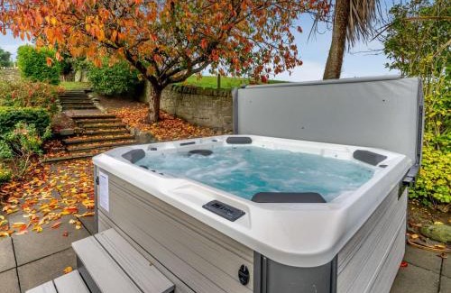 Glenisla House | Inviting 6-Bed Retreat in St Andrews with Hot Tub Access