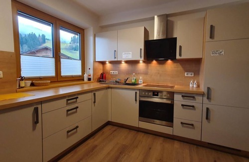 Ellmau Apartment | Spacious 6-Bed Room at Hostel Alpking with Pool & Breakfast