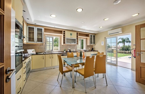 Pata de Cima Villa | Elegant 6-Bed Villa with Private Pool & Ocean View