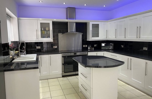 Fenham House | Stylishly Designed 6-Bedroom House with Top Amenities