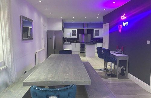 Fenham House | Stylishly Designed 6-Bedroom House with Top Amenities