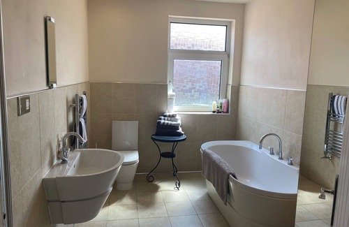 Fenham House | Stylishly Designed 6-Bedroom House with Top Amenities