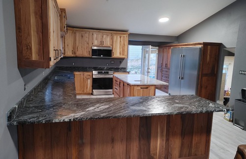 Salem House | 6-bedroom, 3 bath house with AC, WiFi. 30 min to ski slopes. 3 hrs to Zion.