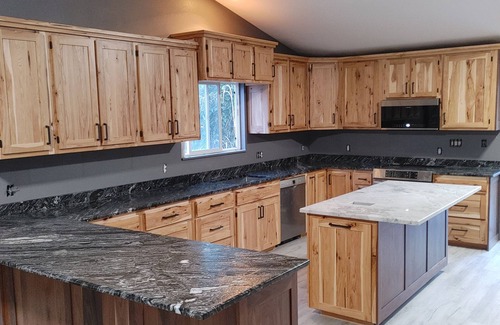 Salem House | 6-bedroom, 3 bath house with AC, WiFi. 30 min to ski slopes. 3 hrs to Zion.
