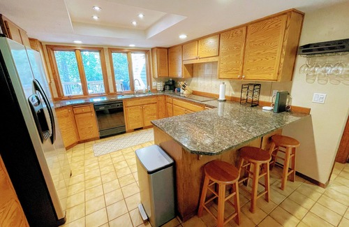 Sunriver House | Premium 4 Bedroom Retreat Near Fort Rock Park with SHARC Passes