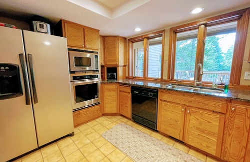 Sunriver House | Premium 4 Bedroom Retreat Near Fort Rock Park with SHARC Passes
