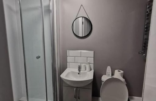 Wednesbury Apartment | Spacious 6 Bedroom Ensuite Close to M6 and Birmingham