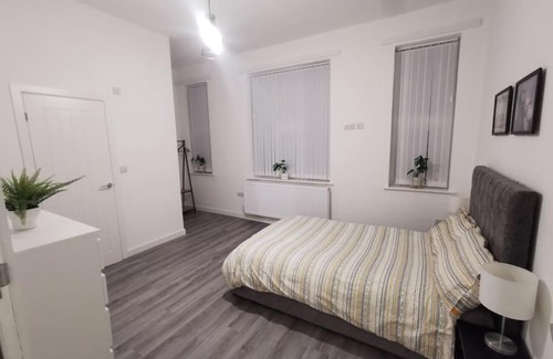 Wednesbury Apartment | Spacious 6 Bedroom Ensuite Close to M6 and Birmingham