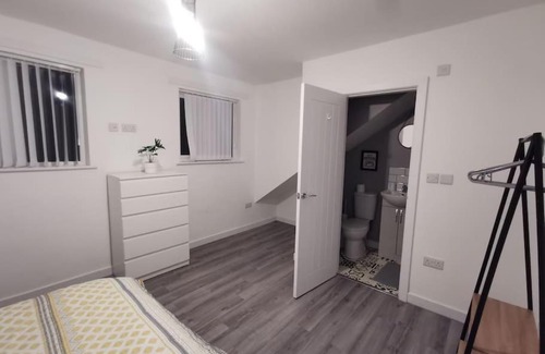 Wednesbury Apartment | Spacious 6 Bedroom Ensuite Close to M6 and Birmingham