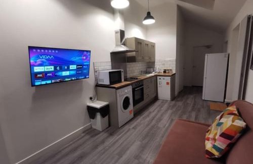 Wednesbury Apartment | Spacious 6 Bedroom Ensuite Close to M6 and Birmingham