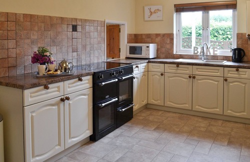 Exbourne Cottage | Exceptional 6 Bedroom Retreat in Exbourne with Hot Tub