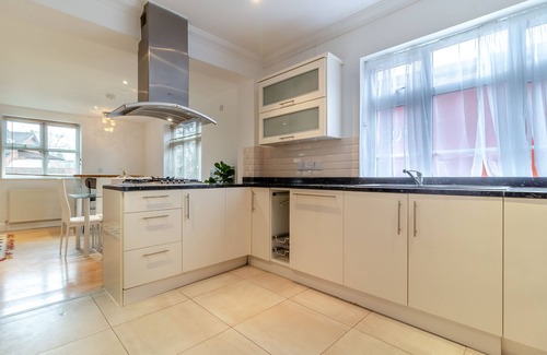 Claydon Cottage | Spacious 5 Bedroom Retreat in Ipswich with Lake Views