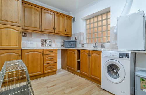 Claydon Cottage | Spacious 5 Bedroom Retreat in Ipswich with Lake Views