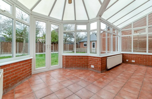 Claydon Cottage | Spacious 5 Bedroom Retreat in Ipswich with Lake Views