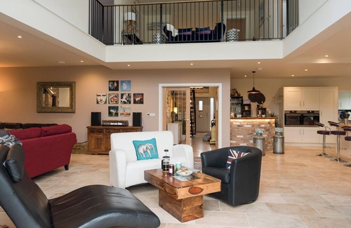 Wimborne Cottage | Explore a 6-Bedroom Retreat in Wimborne with Hot Tub