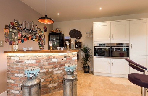 Wimborne Cottage | Explore a 6-Bedroom Retreat in Wimborne with Hot Tub