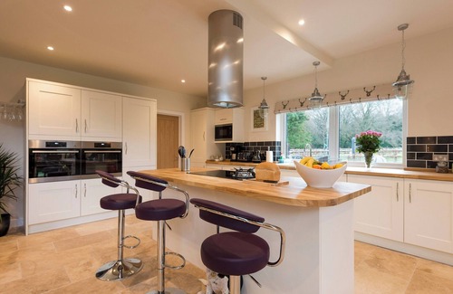 Wimborne Cottage | Explore a 6-Bedroom Retreat in Wimborne with Hot Tub