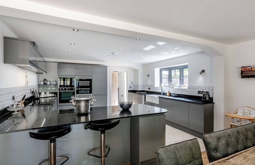 Sleaford Cottage | Inviting 6 Bedroom Retreat in Howell with Spa & Lake View