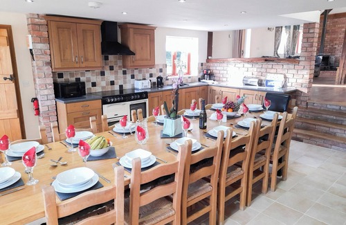 Newtown Cottage | Exceptional 6-Bedroom Retreat in Newtown with Spa & Hot Tub
