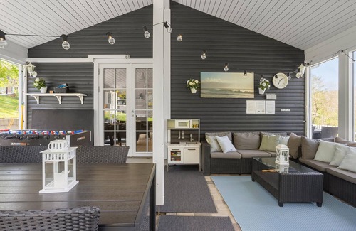 Beder Malling House | Inviting Renovated Wooden Home with Ocean and Lake Views
