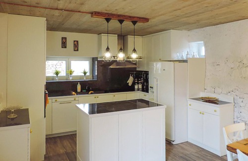 Martinski House | Spacious 6-Bedroom Accommodation in Labin with Spa Access