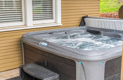 Downtown Branson House | 6 bedroom close to The Branson Landing! Hot tub!