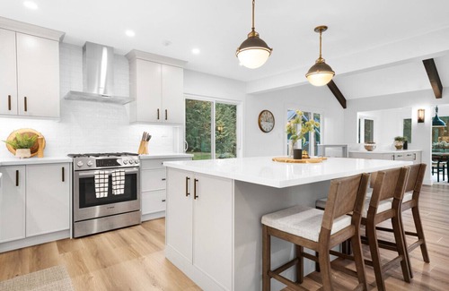 Torrance House | 6 bedroom cottage and guest house with hot tub on Lake Muskoka