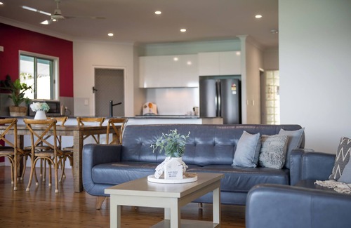 Shute Harbour House | Spacious 6 Bedroom Holiday Home with Private Pool & Ocean Views