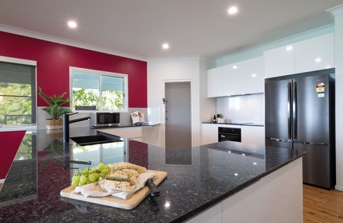 Shute Harbour House | Spacious 6 Bedroom Holiday Home with Private Pool & Ocean Views