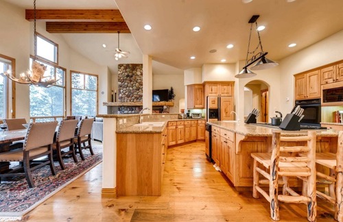 The Highlands House | Beautiful 6 Bedroom Home with Hot Tub & Amazing Views