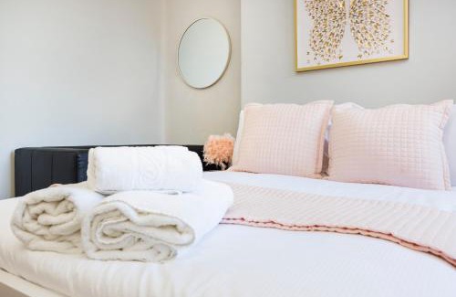 South Acton House | Spacious 6 Bedroom House by AV Stays Acton with Pool