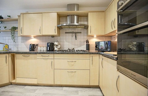 Milton Keynes House | Spacious 6 Bedroom House with Free Parking & Fast Wifi