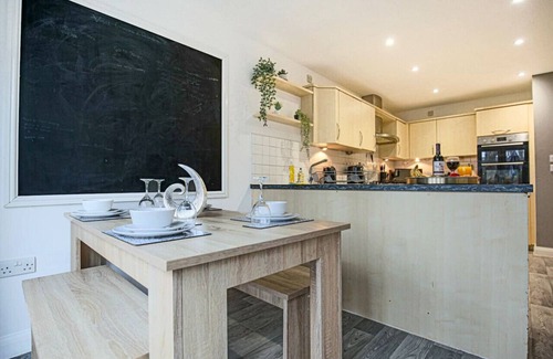 Milton Keynes House | Spacious 6 Bedroom House with Free Parking & Fast Wifi