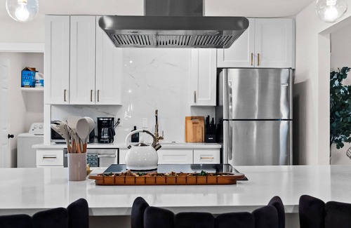 North San Antonio - SAT House | 6 Bedroom Modern Home near Riverwalk, AFB, and Airport with Parking