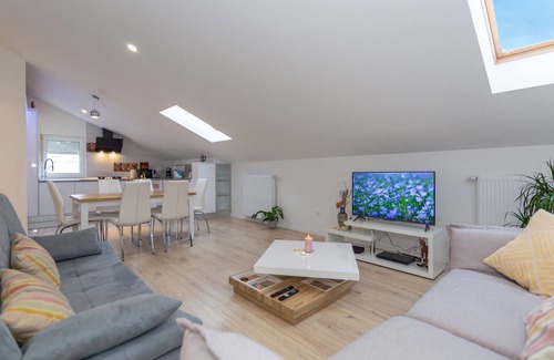 Svib House | Experience Idyllic Family Retreat with Pool and Spa Amenities