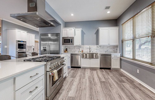 Burnet House | 6-bedroom waterfront house with pool table & lake view