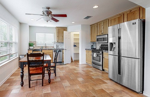 Burnet House | 6-bedroom waterfront house with pool table & lake view