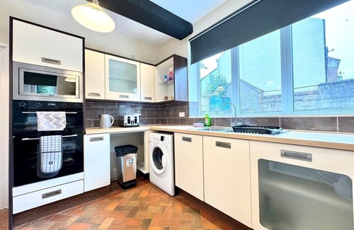Sutton-in-Ashfield House | 6 Bedrooms | Pool Table | Free Parking | 12 beds