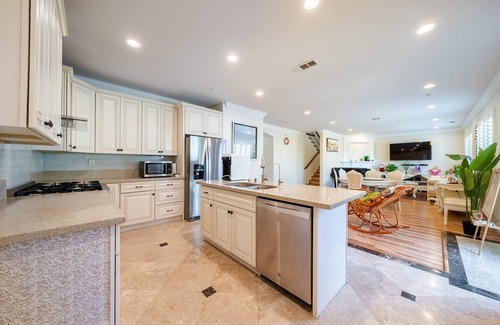 Monterey Park House | Inviting 6-Bedroom May House Near Chinatown with Breakfast